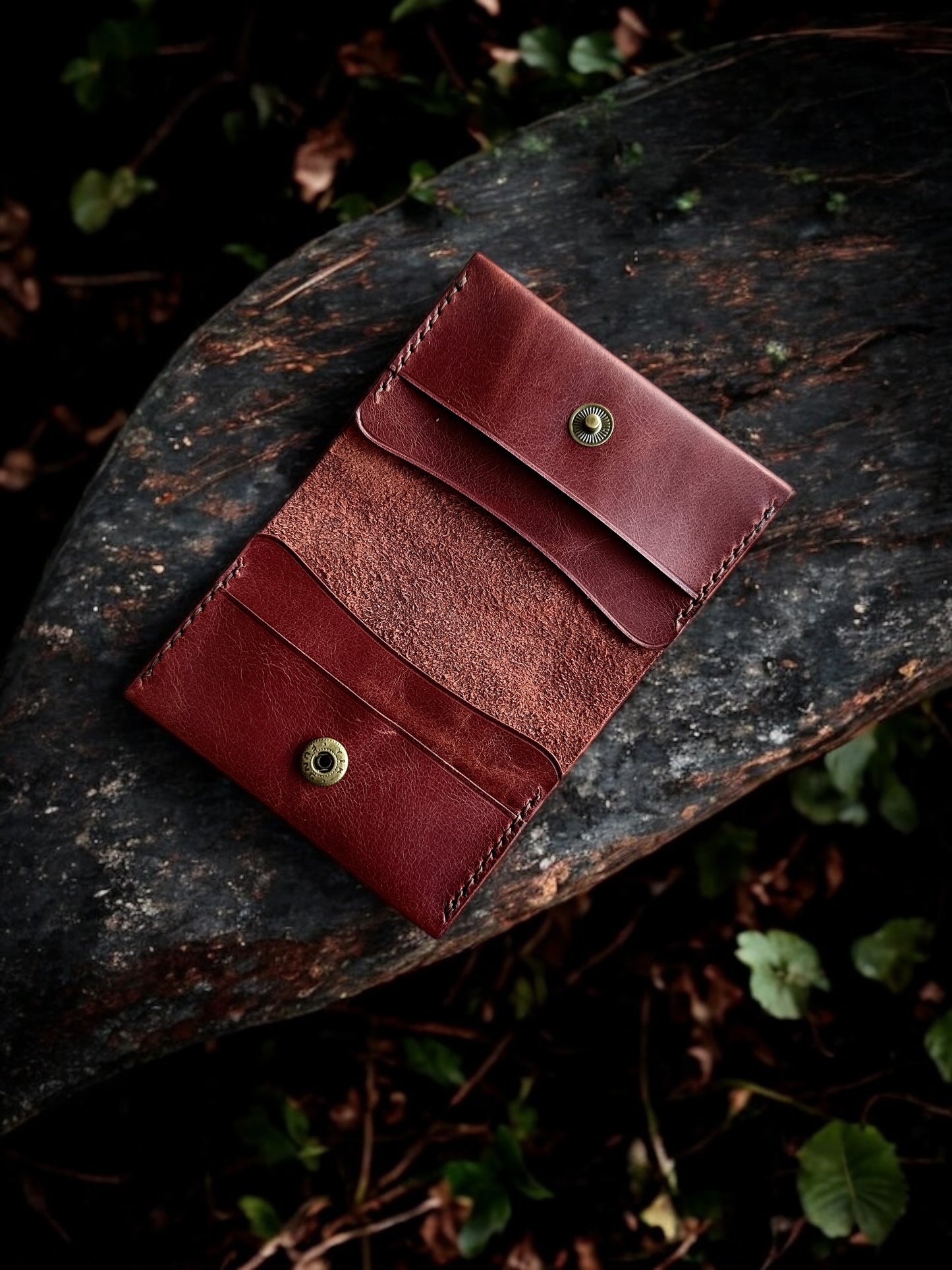 El Yapımı Bordo Deri Kartlık – Hakiki Deri, Minimal ve Şık Tasarım – Unisex Vintage Cüzdan