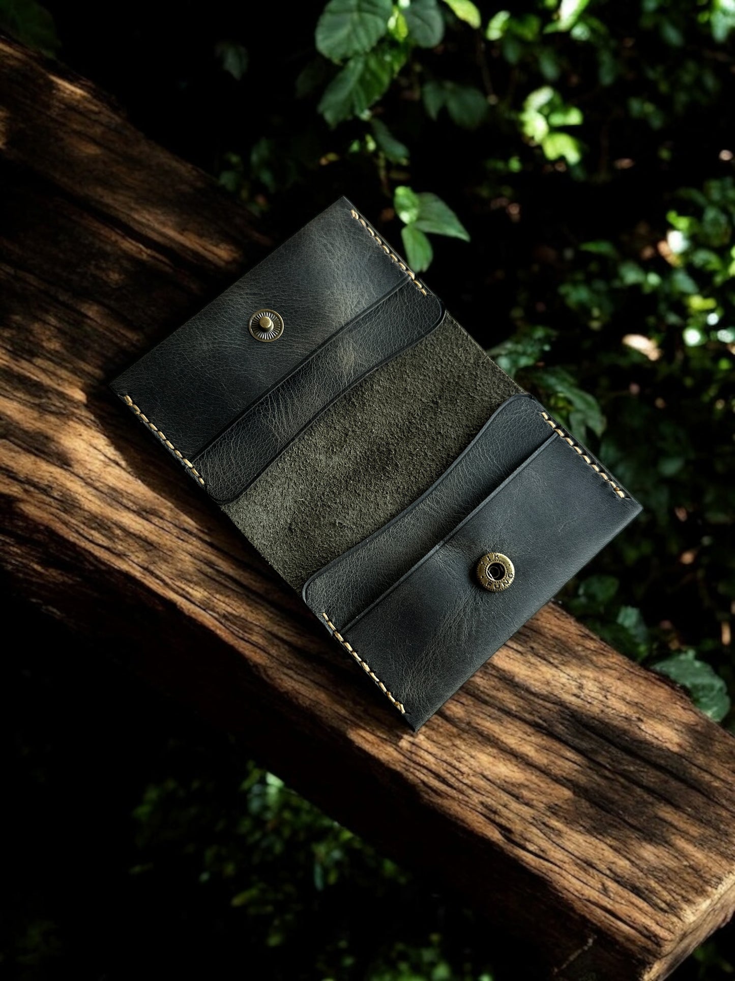 Hakiki Deri El Yapımı Koyu Yeşil Kartlık – Vintage Minimal Cüzdan – Erkek & Kadın İçin Şık Tasarım