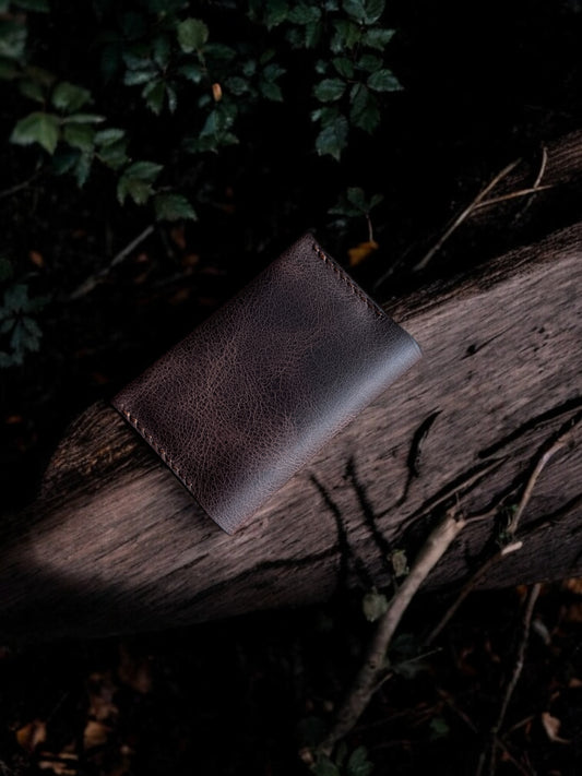 Hakiki Deri El Yapımı Koyu Kahve Kartlık – Minimal Şıklıkta Vintage Cüzdan – Kadın & Erkek İçin