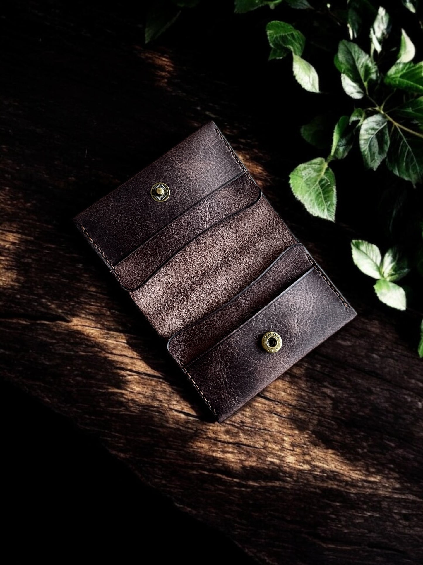 Hakiki Deri El Yapımı Koyu Kahve Kartlık – Minimal Şıklıkta Vintage Cüzdan – Kadın & Erkek İçin