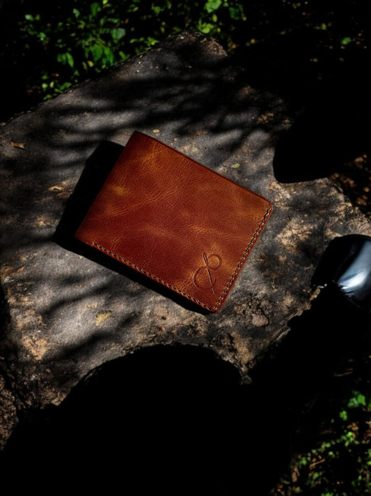 Taba renk el yapımı hakiki deri cüzdan – dış görünüm, doğal ışık altında