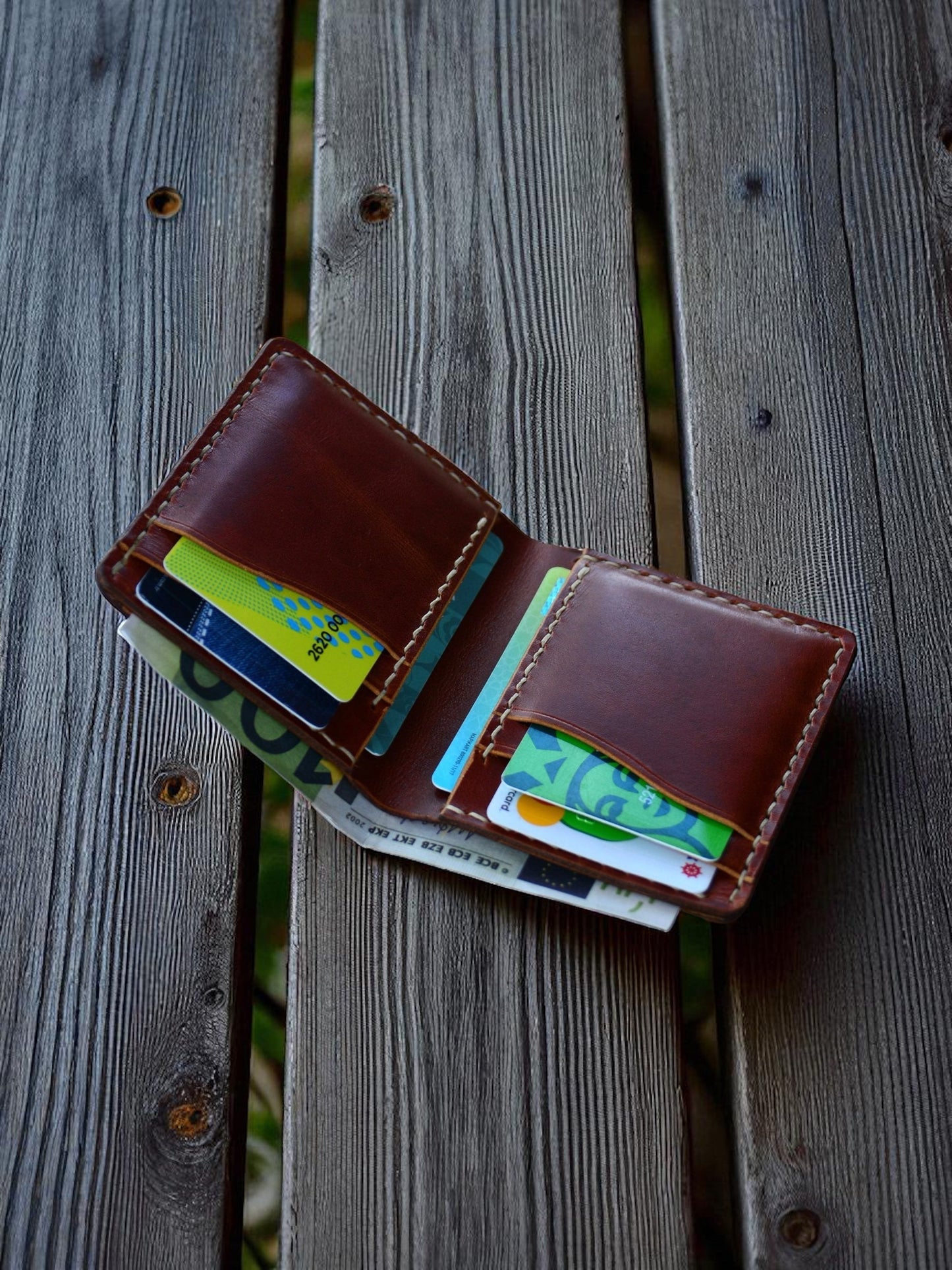 Safir Leather marka, kahverengi, tam tahıl dana derisi, el dikişli, Amerikan pull-up deri cüzdan. 4 kart gözü ve nakit bölmeleri bulunur.