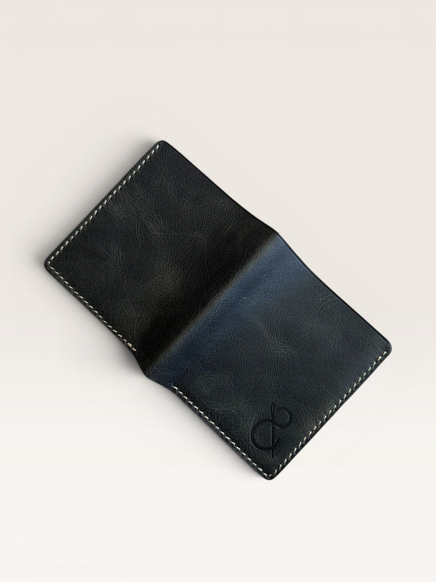 Safir Leather haki renkte, el yapımı İtalyan derisi, minimalist tasarımlı, dikiş detaylı erkek cüzdanı.