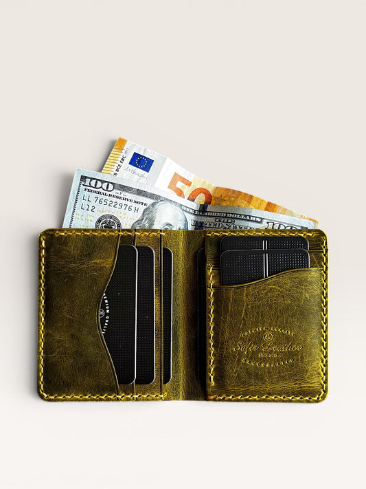 Safir Leather haki yeşil, hakiki deri, el yapımı, minimal cüzdan. Nakit ve kart bölmeleri bulunur.
