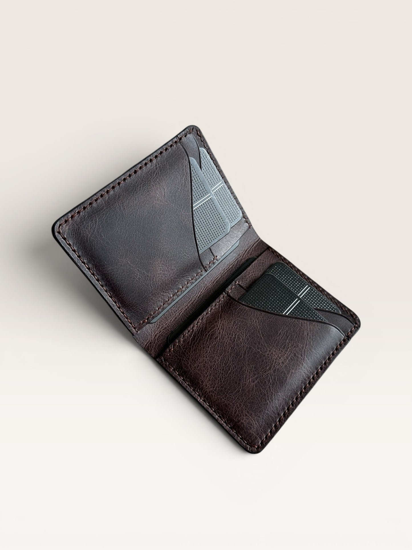 Safir Leather Viking Pueblo hakiki deri cüzdan, derin kahve rengi, elde dikilmiş, minimal tasarım, 6-12 kart kapasiteli.