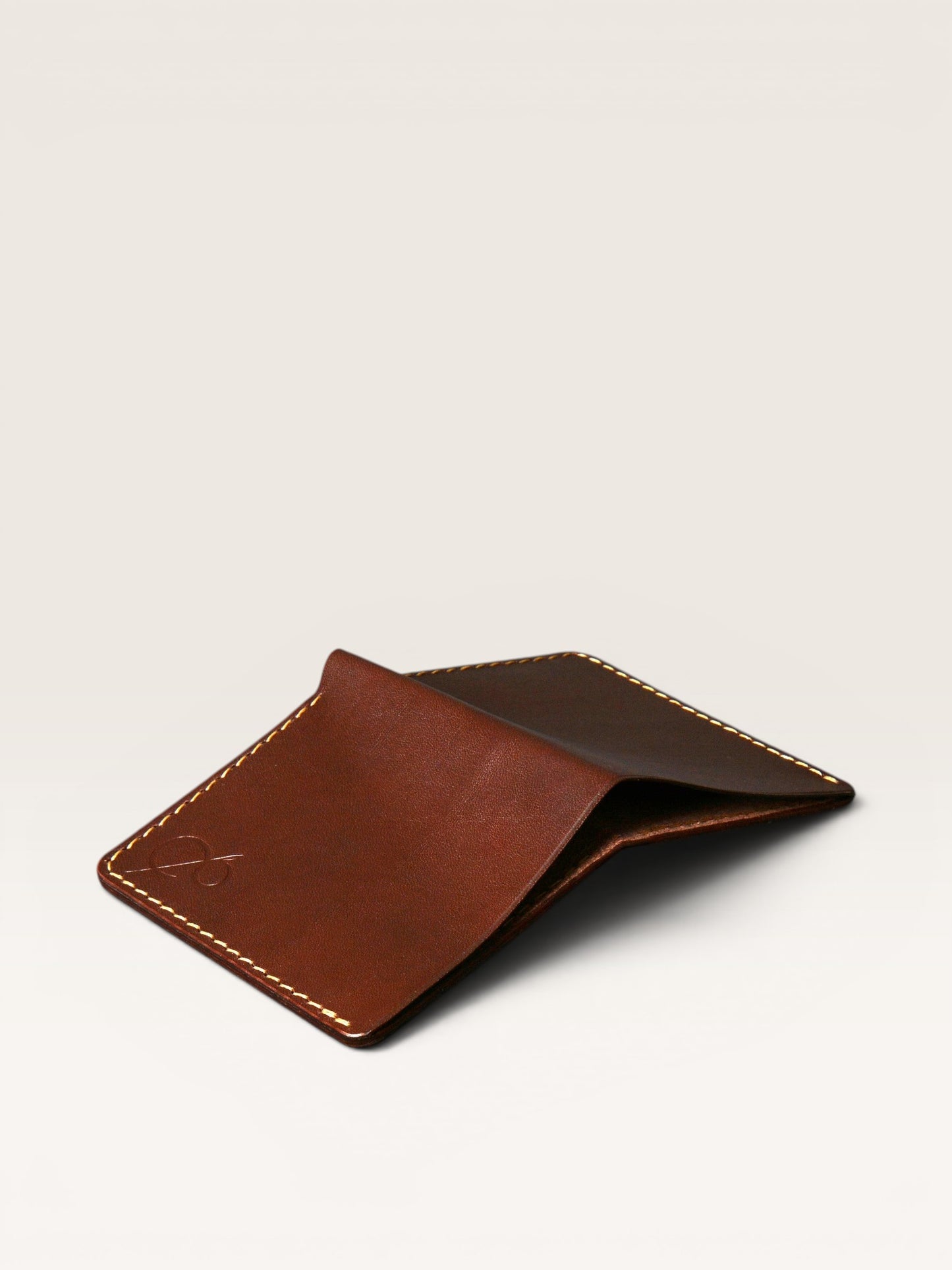 Safir Leather el yapımı kahverengi deri cüzdan, minimal tasarım, 10x9 cm boyutlarında, 8-12 kart kapasiteli.