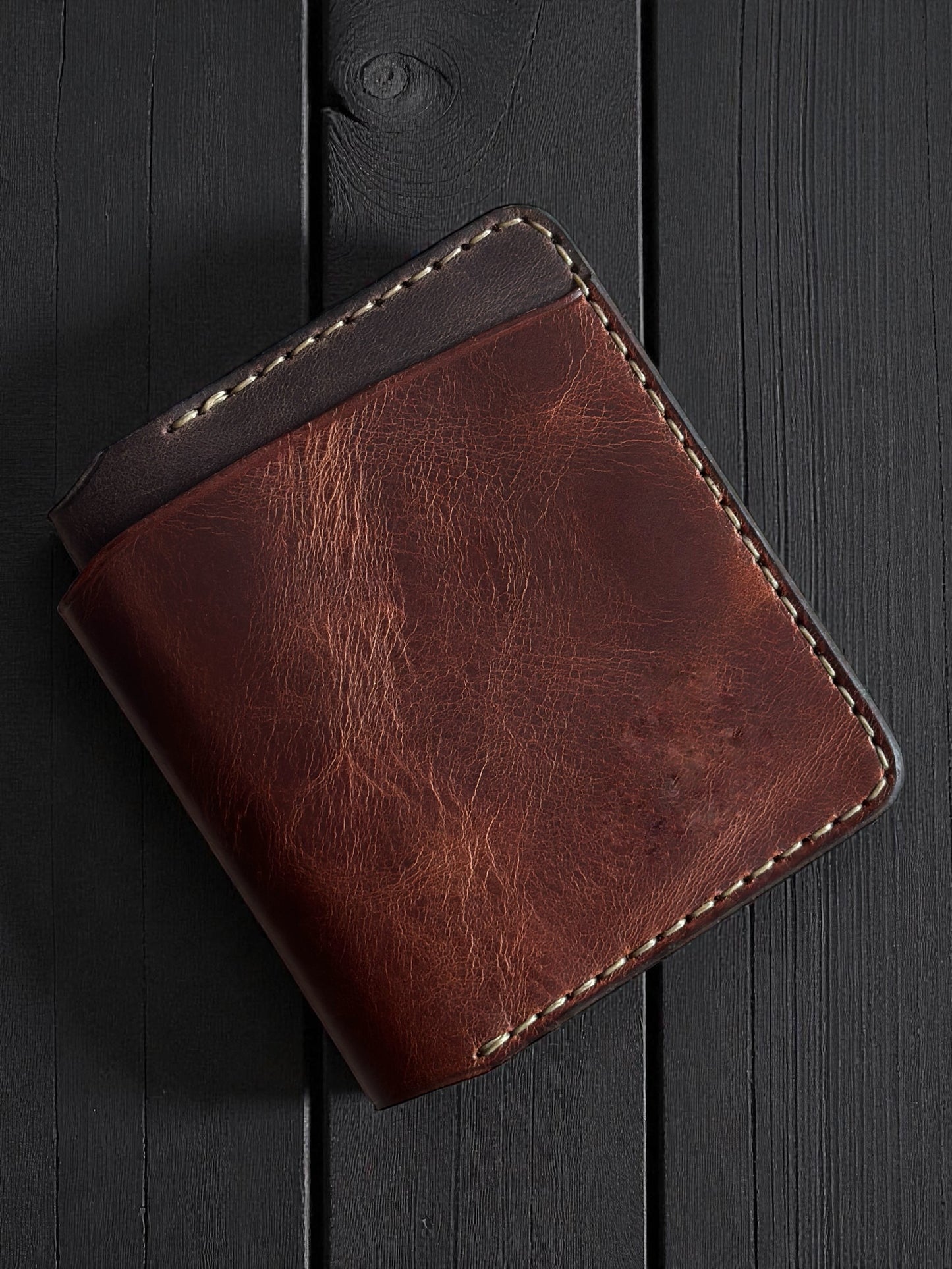 Safir Leather Torino çıtçıtlı, kahverengi hakiki deri el yapımı kartlık cüzdan. Minimalist tasarım, 10-12 kart kapasiteli.