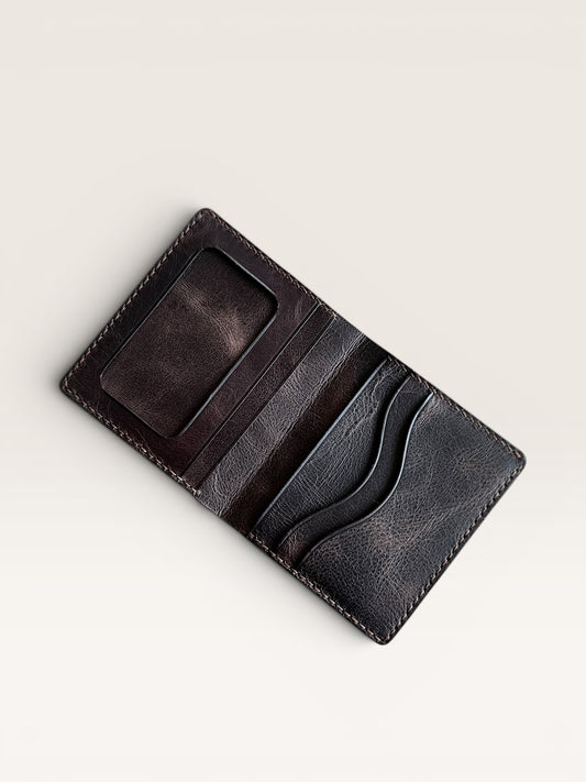 Safir Leather el yapımı kahve rengi İtalyan deri cüzdan, kart bölmeli ve şeffaf kimlik penceresi.
