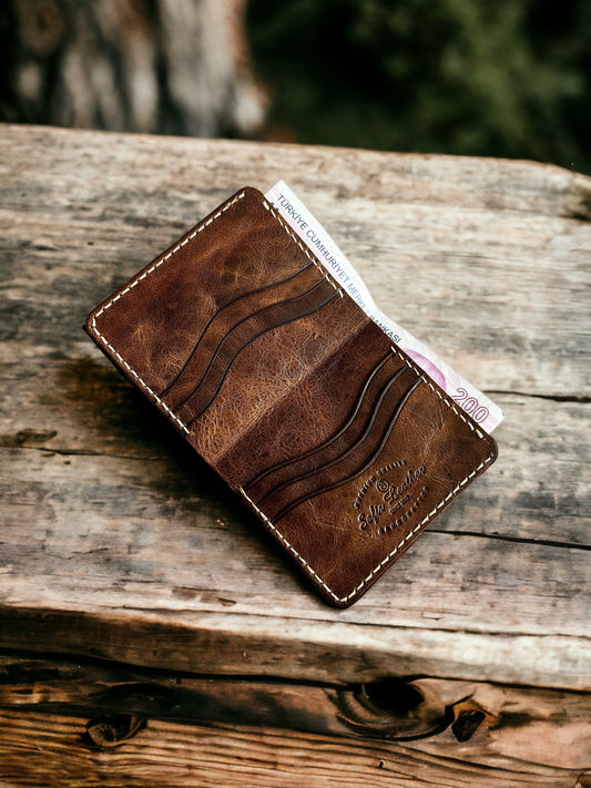 Safir Leather kahverengi İtalyan deri, el yapımı, minimal cüzdan. 10x8.5 cm boyutlarında, 8-12 kart kapasiteli.