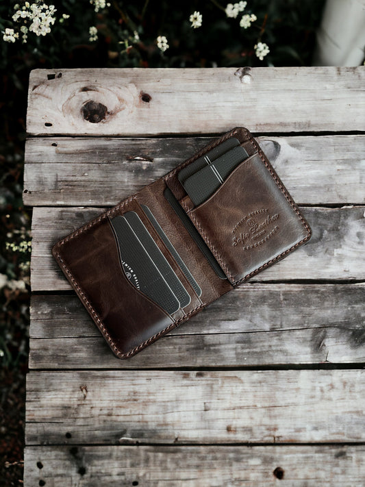 Safir Leather kahverengi, hakiki deri, el yapımı, minimal cüzdan. Kartlık ve para bölmesi bulunur.