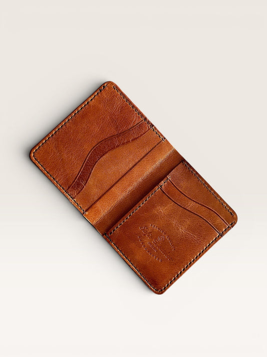 Safir Leather el yapımı, kahverengi hakiki deri cüzdan. Kartlık ve nakit bölmeleri bulunur.