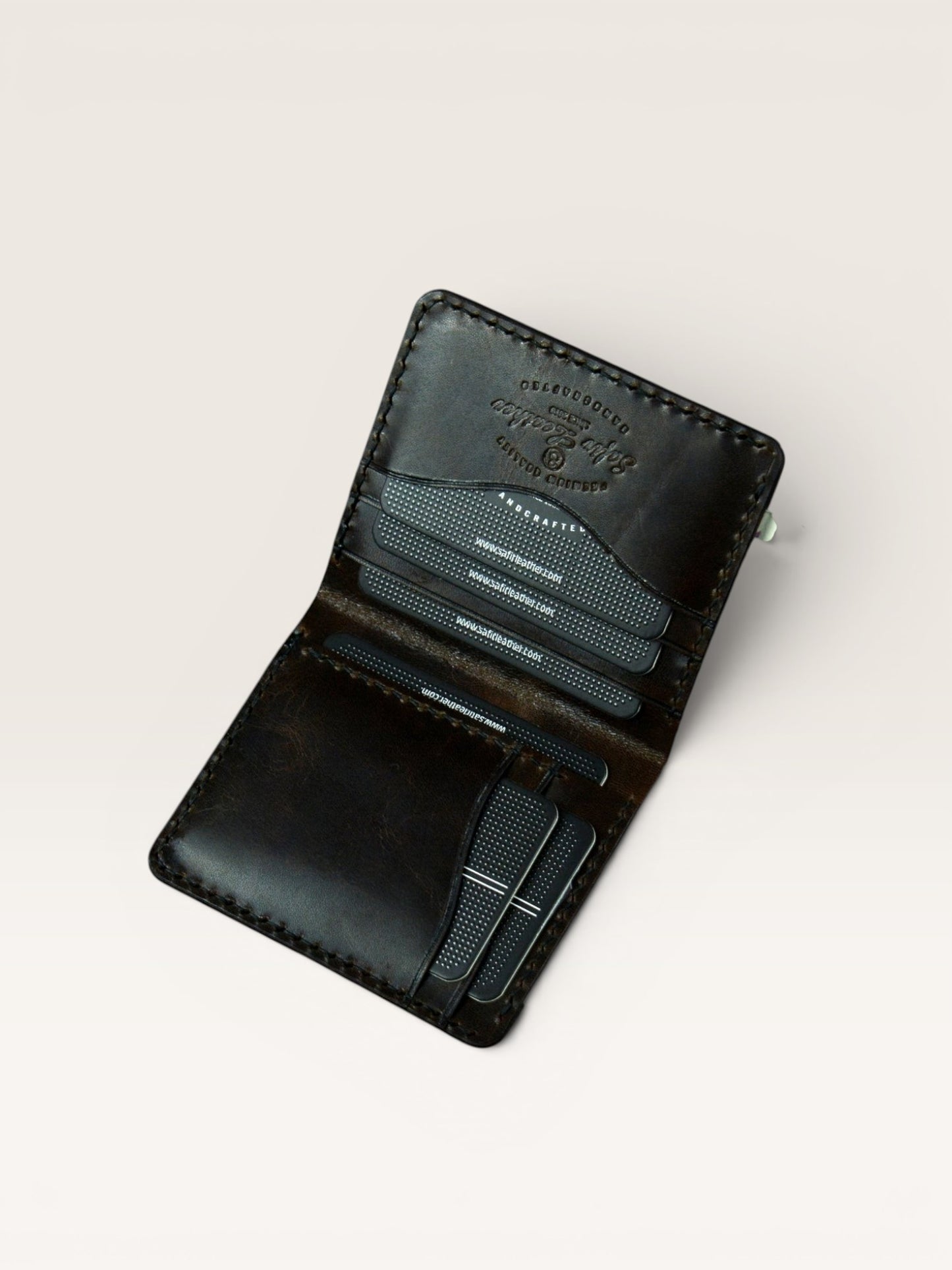Safir Leather kahverengi hakiki deri kartlık cüzdan, elde dikilmiş, 8-12 kart kapasiteli, minimal ve unisex tasarım.