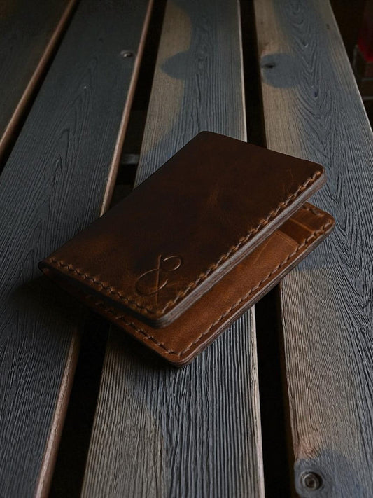 Safir Leather kahverengi deri kartlık cüzdan, el yapımı, minimal tasarım, 10.4x8 cm boyutlarında, 8-12 kart kapasiteli.