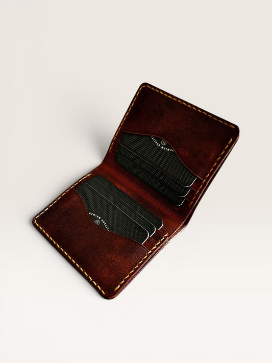 Safir Leather, kahverengi, hakiki deri, elde dikilmiş, minimal cüzdan. Kartlık ve para bölmesi bulunur.