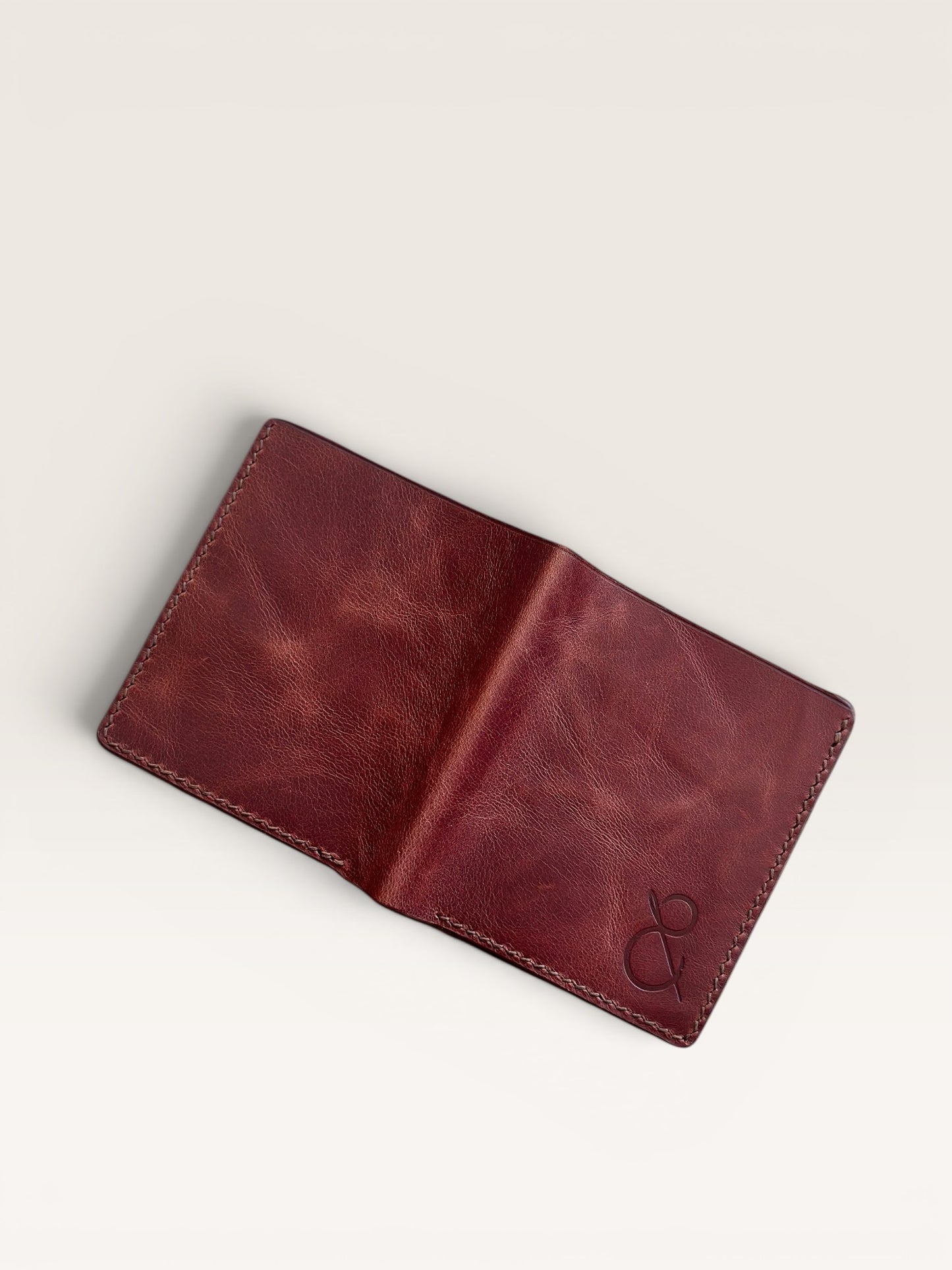 Safir Leather el yapımı, kızıl kahve İtalyan derisi cüzdan. Zarif ve dayanıklı, günlük kullanım için ideal.