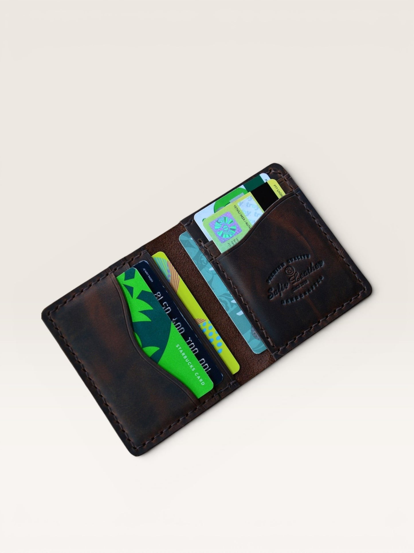 Safir Leather el yapımı kremit rengi crazy deri kartlık cüzdan, mumlu dikişli ve altı adet kart bölmeli retro tasarım.