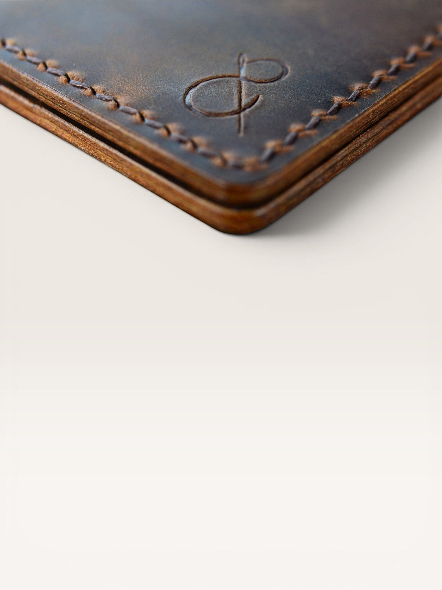Safir Leather taba rengi el yapımı crazy deri kartlık cüzdan, mumlu dikiş detaylı ve retro tasarımlı.