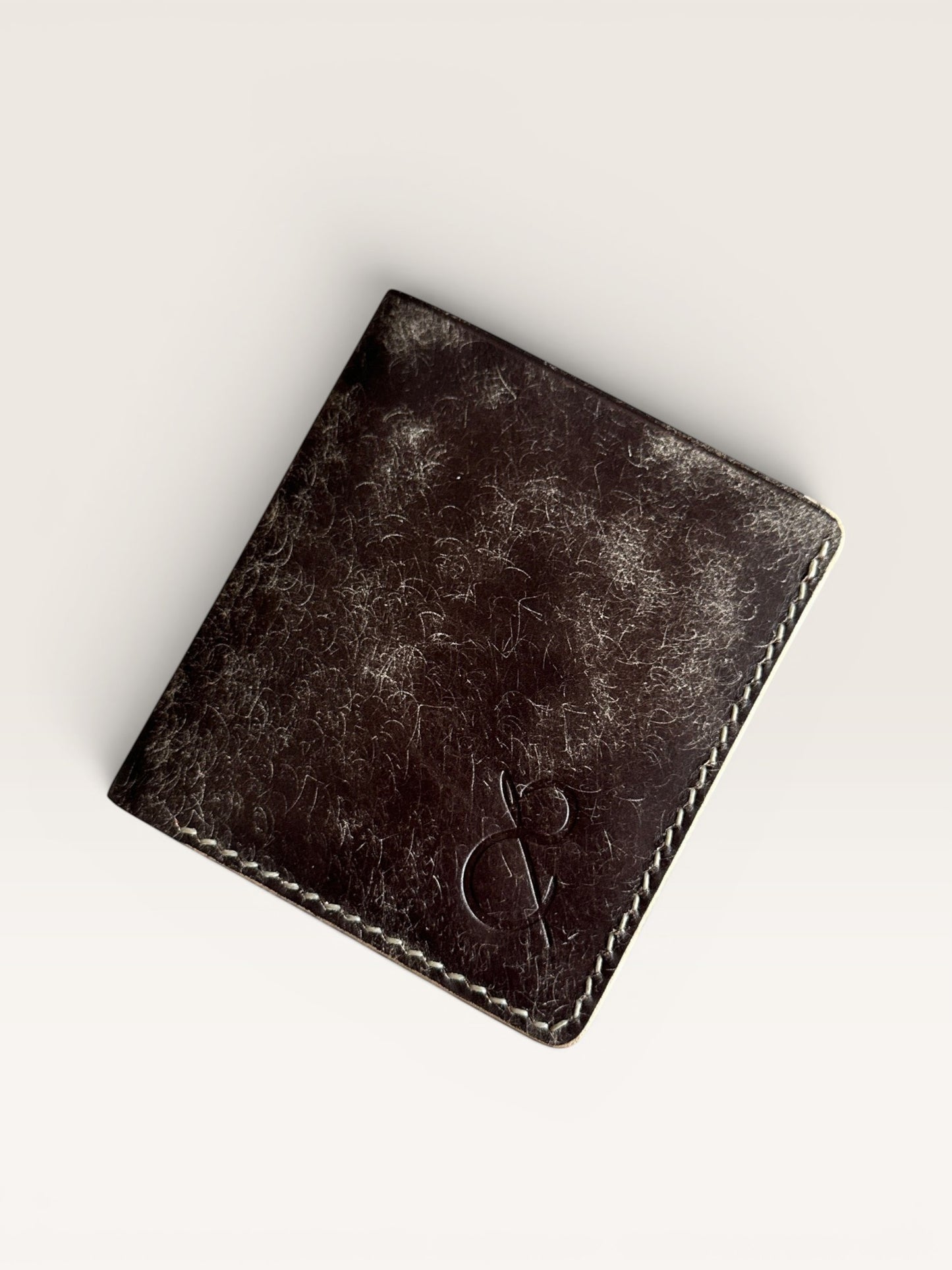 Safir Leather el yapımı taba rengi İtalyan derisi asimetrik efektli cüzdan, zarif ve dayanıklı.