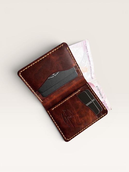Safir Leather el yapımı taba rengi İtalyan deri cüzdan, minimalist ve şık tasarım, kart ve nakit bölmeleri.