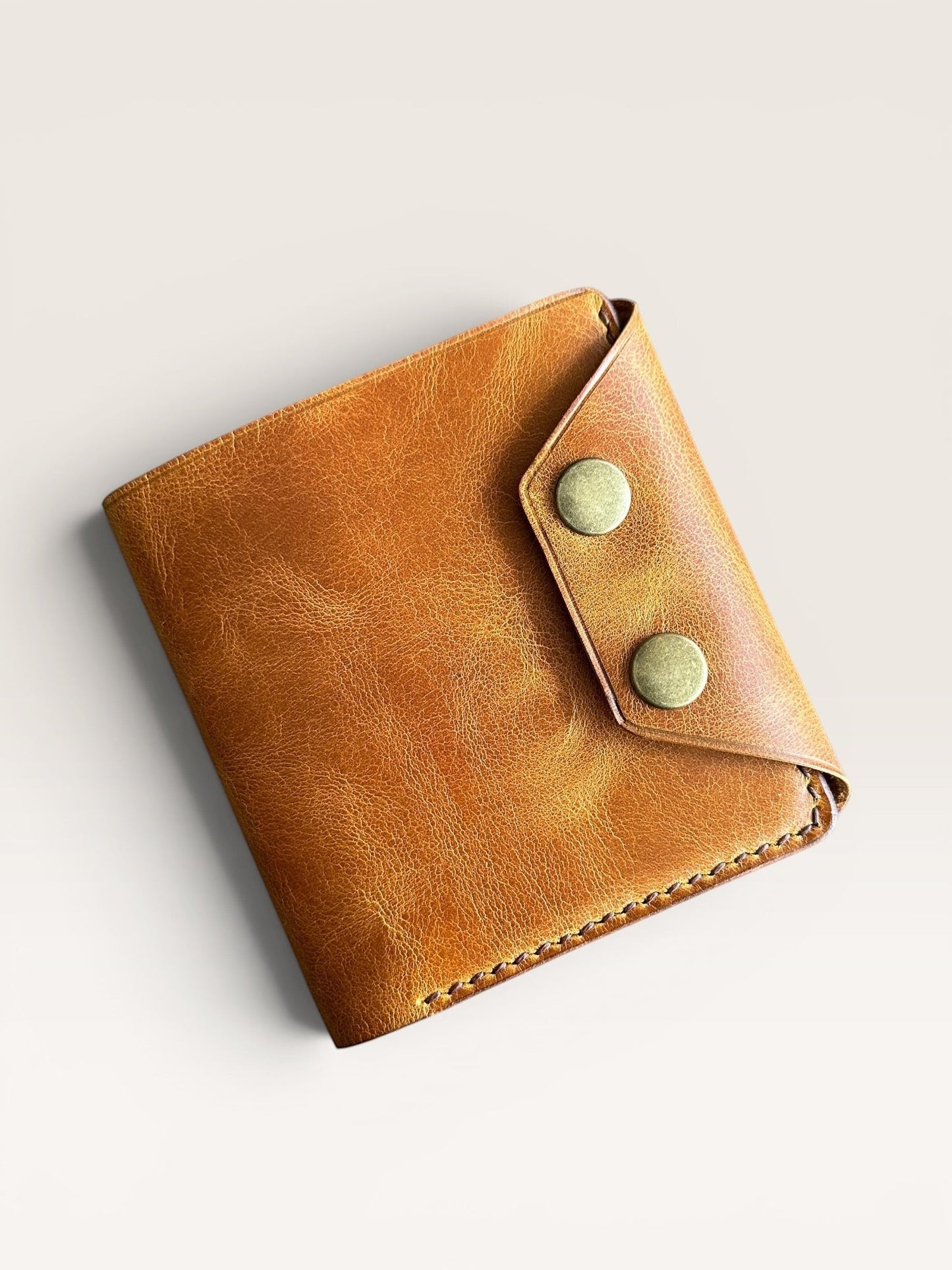 Safir Leather el yapımı taba rengi hakiki İtalyan deri kartlık cüzdan, çift çıtçıtlı kapama, 10-12 kart kapasiteli.