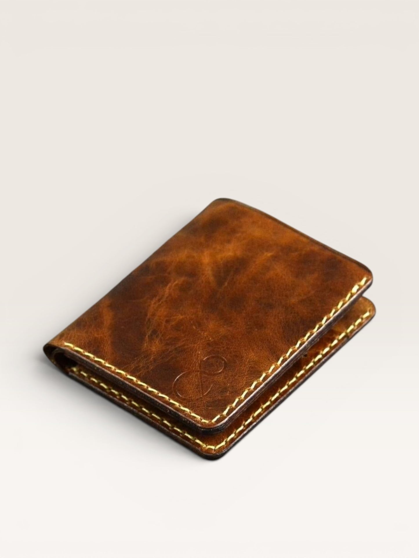 Safir Leather el yapımı, taba rengi, mumlu dikişli, minimal tasarımlı hakiki dana derisi unisex cüzdan.