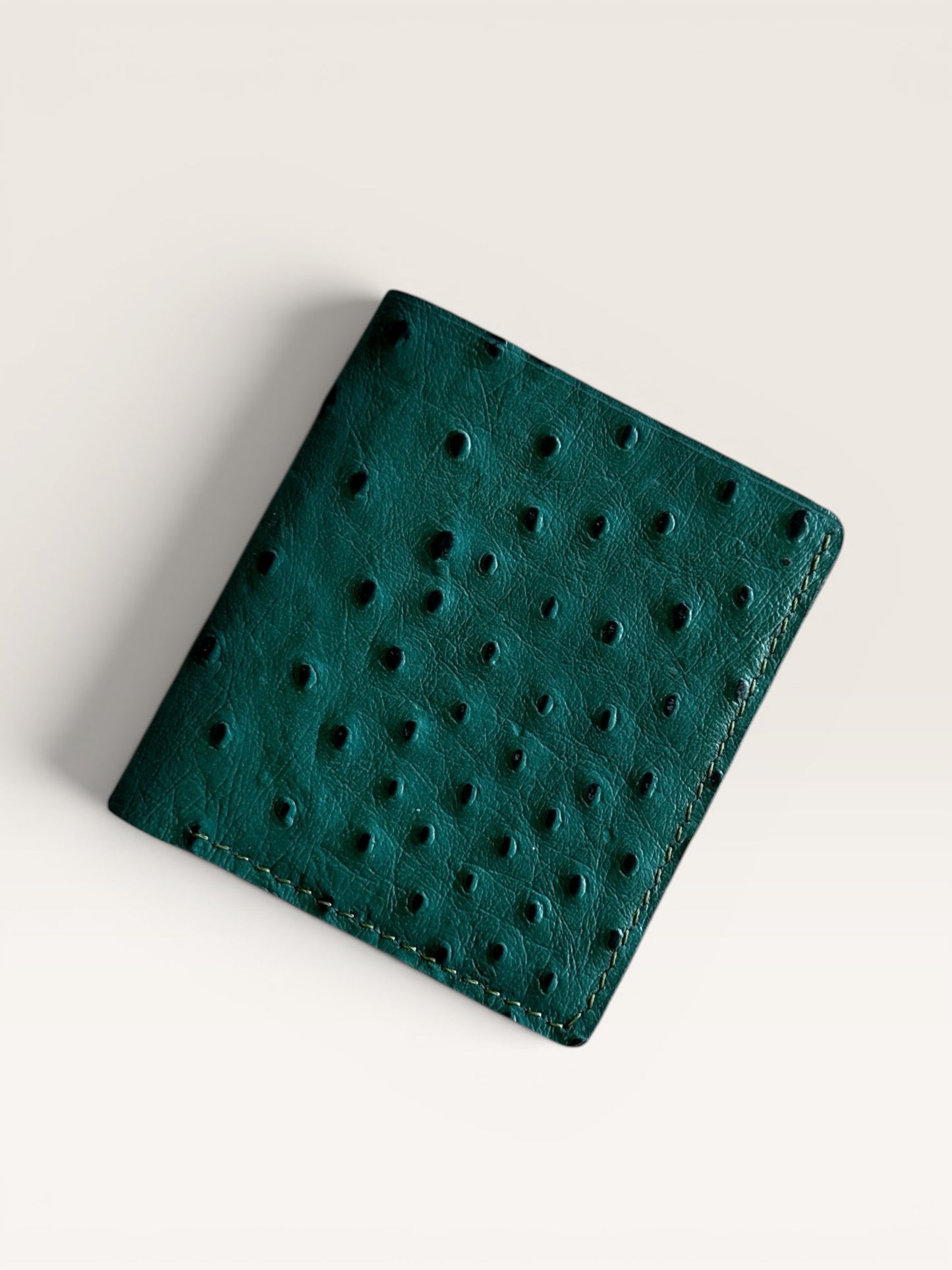 Safir Leather yeşil devekuşu derisi cüzdan, el yapımı, minimal tasarım, 10x9 cm boyutlarında, 6-12 kart kapasiteli.
