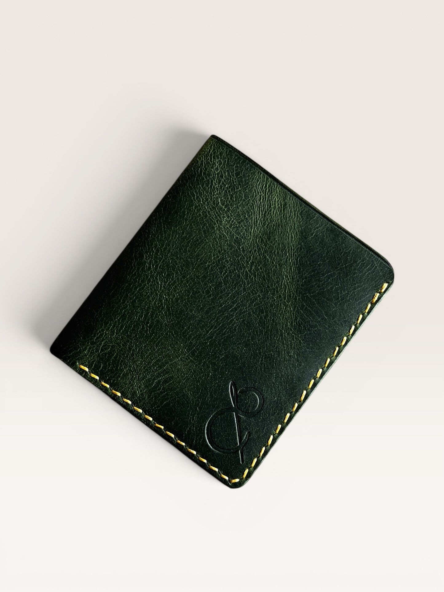 Safir Leather yeşil İtalyan derisi el yapımı cüzdan, sarı dikişli ve kabartmalı logo detaylıdır.