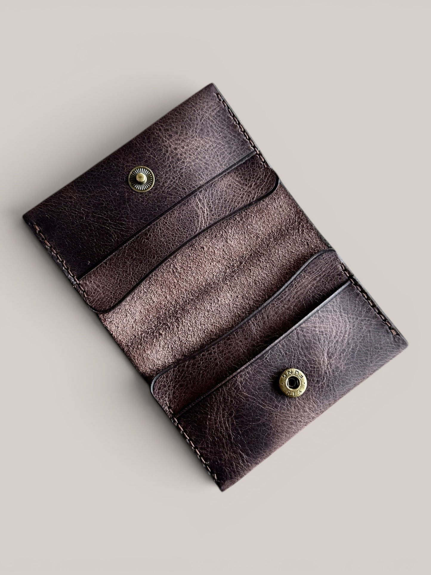 Hakiki Deri El Yapımı Koyu Kahve Kartlık – Minimal Şıklıkta Vintage Cüzdan – Kadın & Erkek İçin