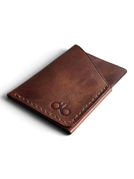 Safir Leather Arezzo minimal İtalyan deri kartlık, kahverengi ön görünüm ve logo detayı