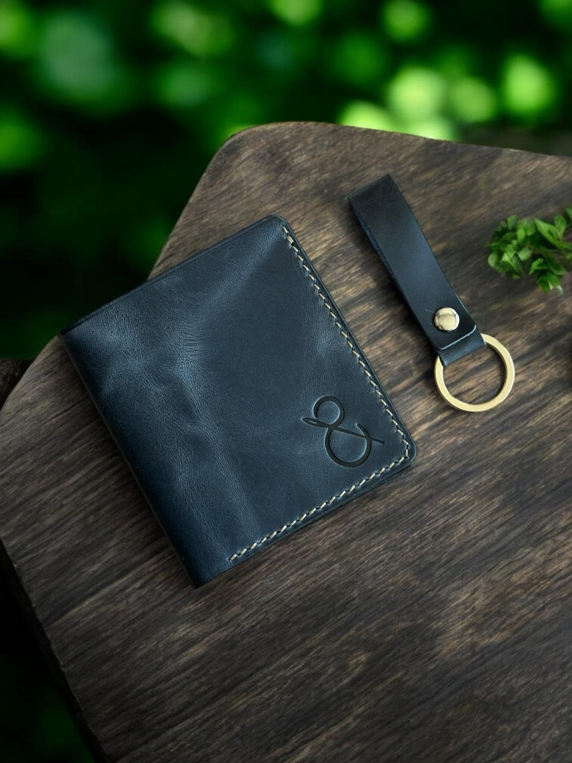 Safir Leather Babil Blu mavi İtalyan deri cüzdan, kapalı ön görünüm ve deri anahtarlık