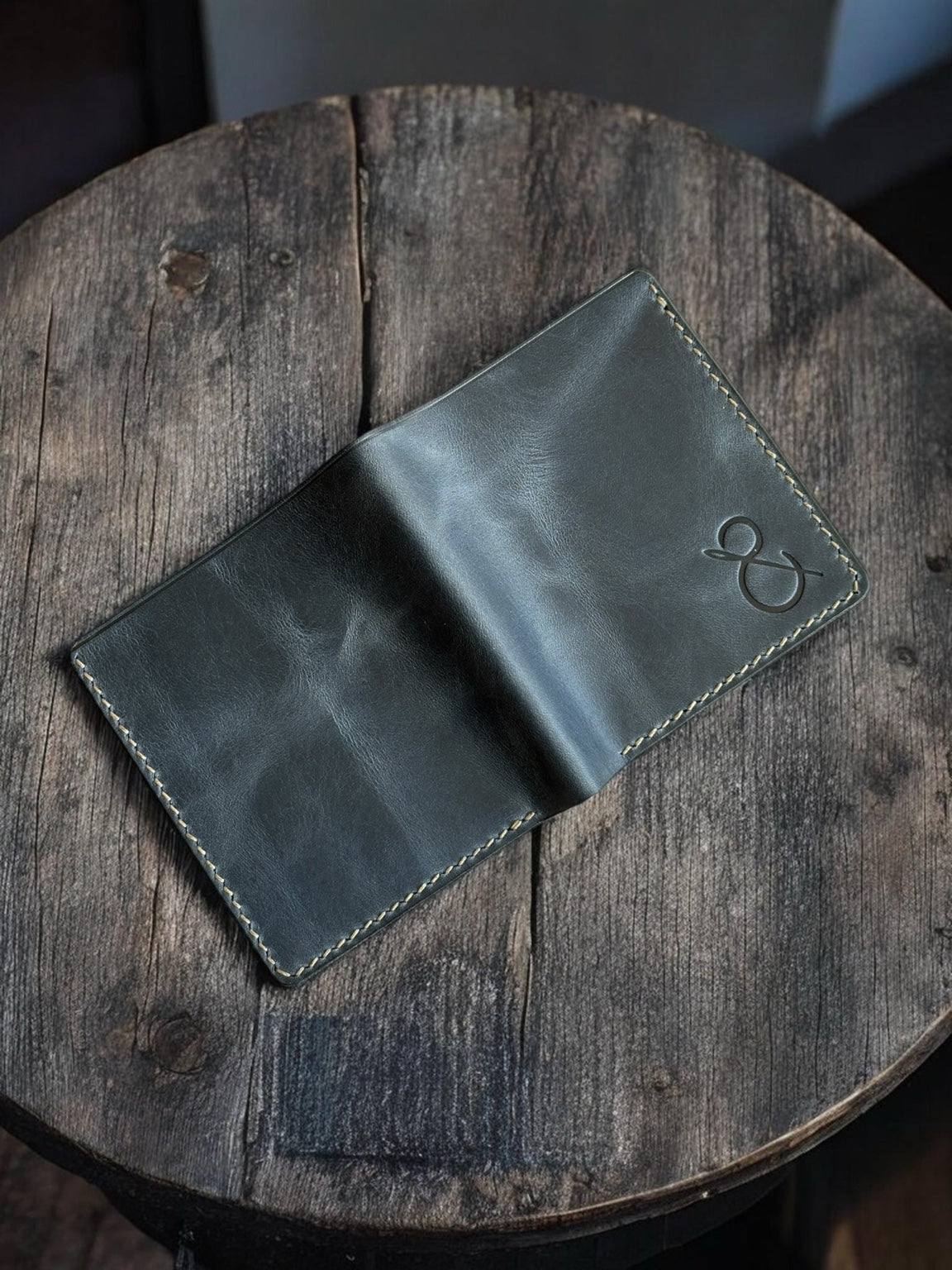 Babil Blu mavi deri cüzdan, Safir Leather logo ve doğal yüzey detayı