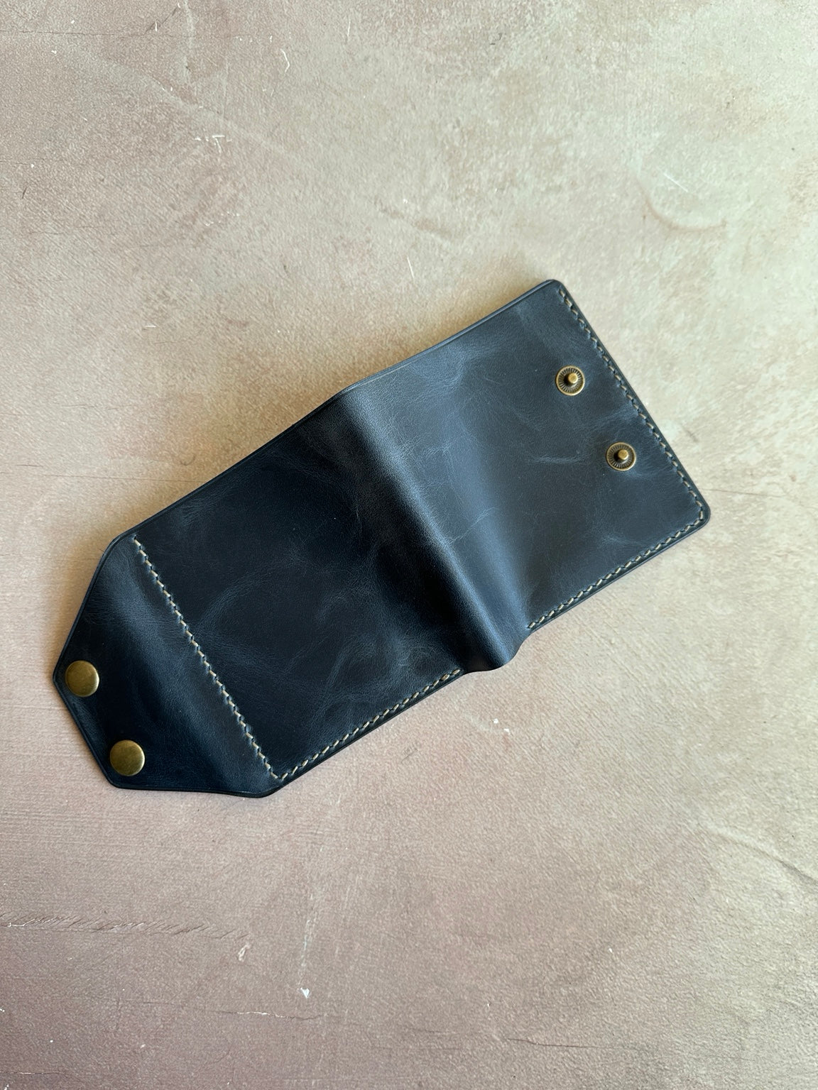 Babil Lock mavi deri cüzdan, açık iç görünüm ve çıtçıtlı kapak detayı