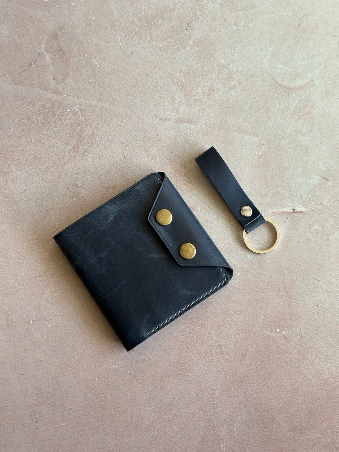 Babil Lock mavi deri cüzdan ve Safir Leather deri anahtarlık sunumu