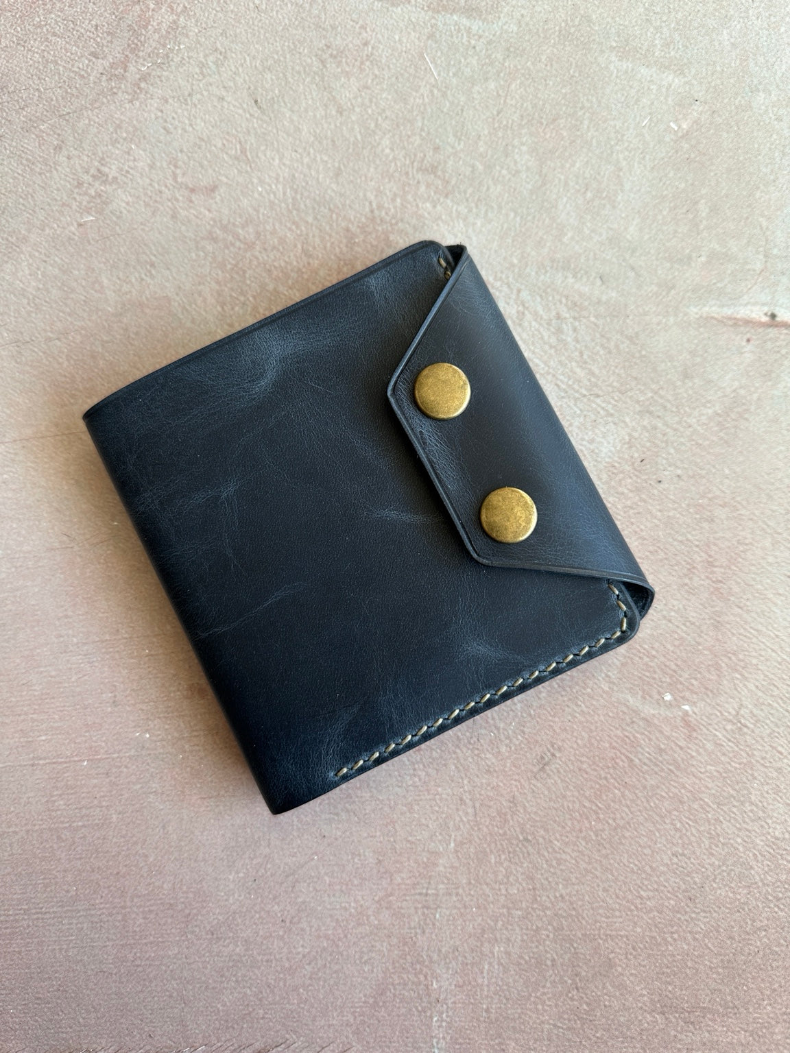Safir Leather Babil Lock mavi deri cüzdan, çift çıtçıtlı kapalı ön görünüm