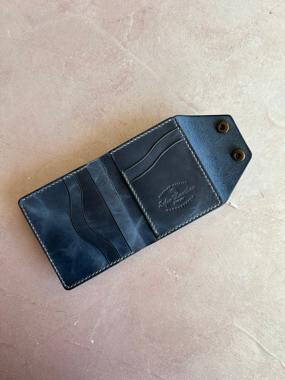 Babil Lock mavi deri cüzdan, kart bölmeleri ve Safir Leather marka baskısı