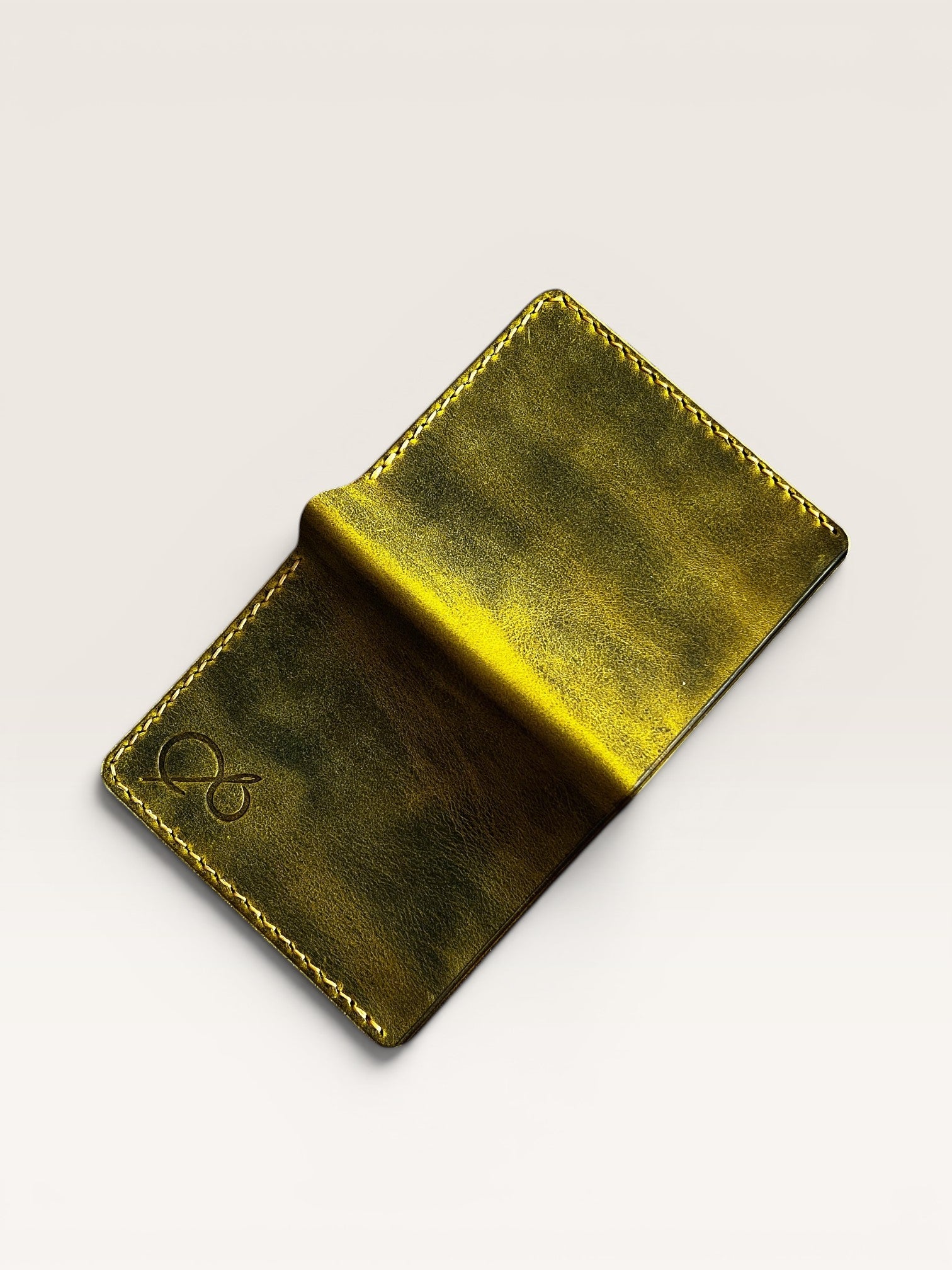 Safir Leather markalı, parlak altın rengi, hakiki deri, el yapımı, minimalist cüzdan. 10x9 cm.