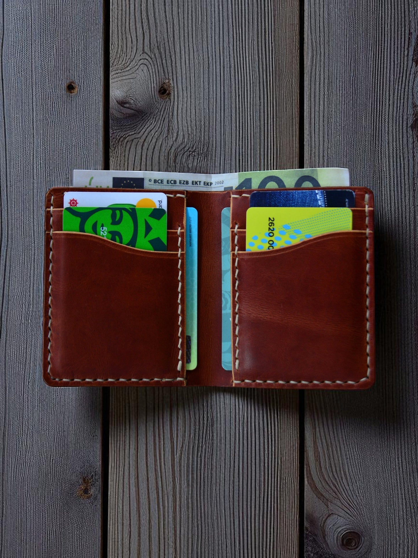 Safir Leather, kahverengi pull-up deri, el dikişli, 4 kartlıklı, 2 iç gözlü, 1 dış nakit bölmeli Amerikan cüzdanı.