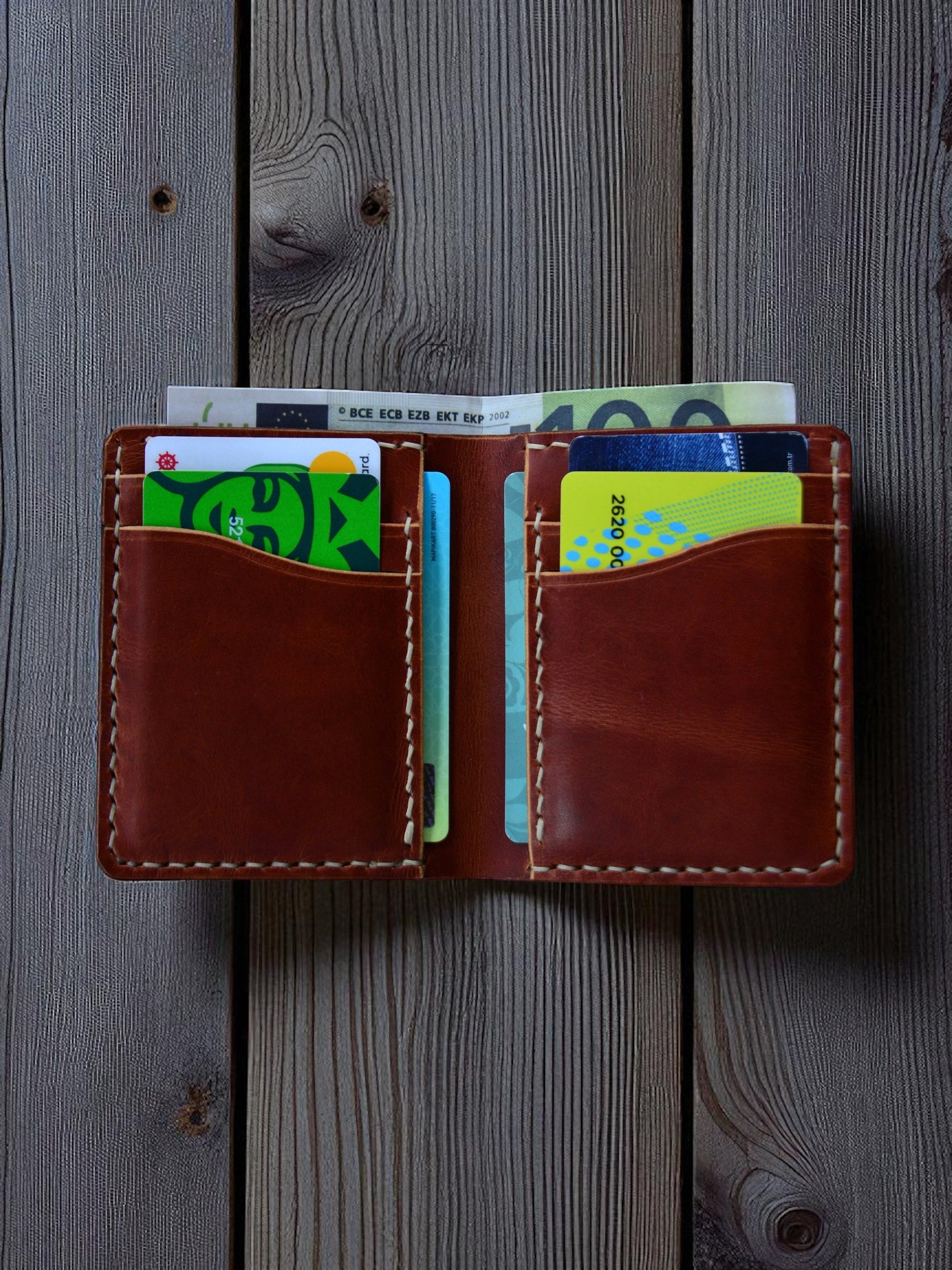 Safir Leather, kahverengi pull-up deri, el dikişli, 4 kartlıklı, 2 iç gözlü, 1 dış nakit bölmeli Amerikan cüzdanı.