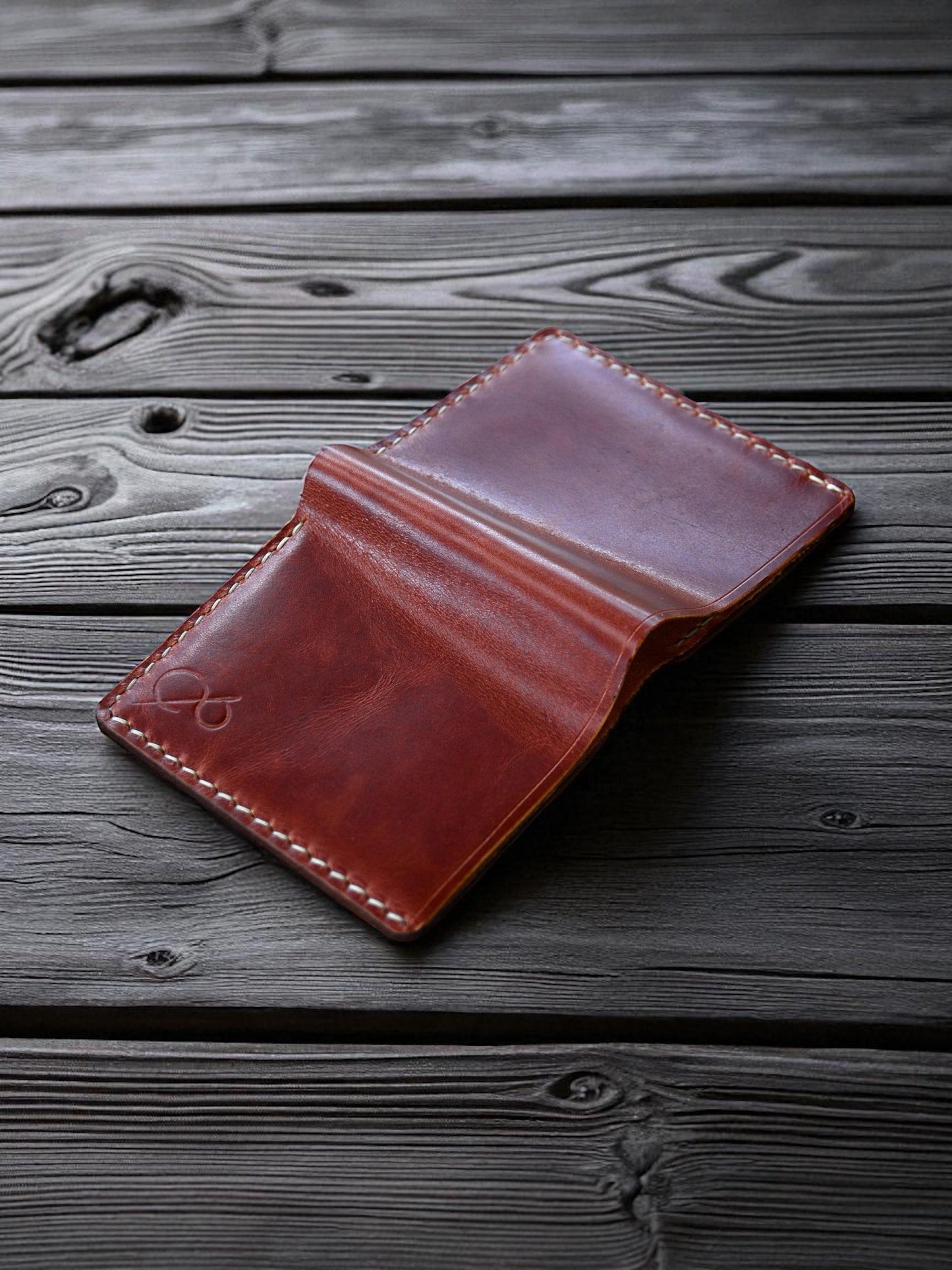 Safir Leather, kahverengi pull-up deri, el dikişli, 4 kart bölmeli, 2 iç ve 1 dış nakit gözlü Amerikan cüzdanı.