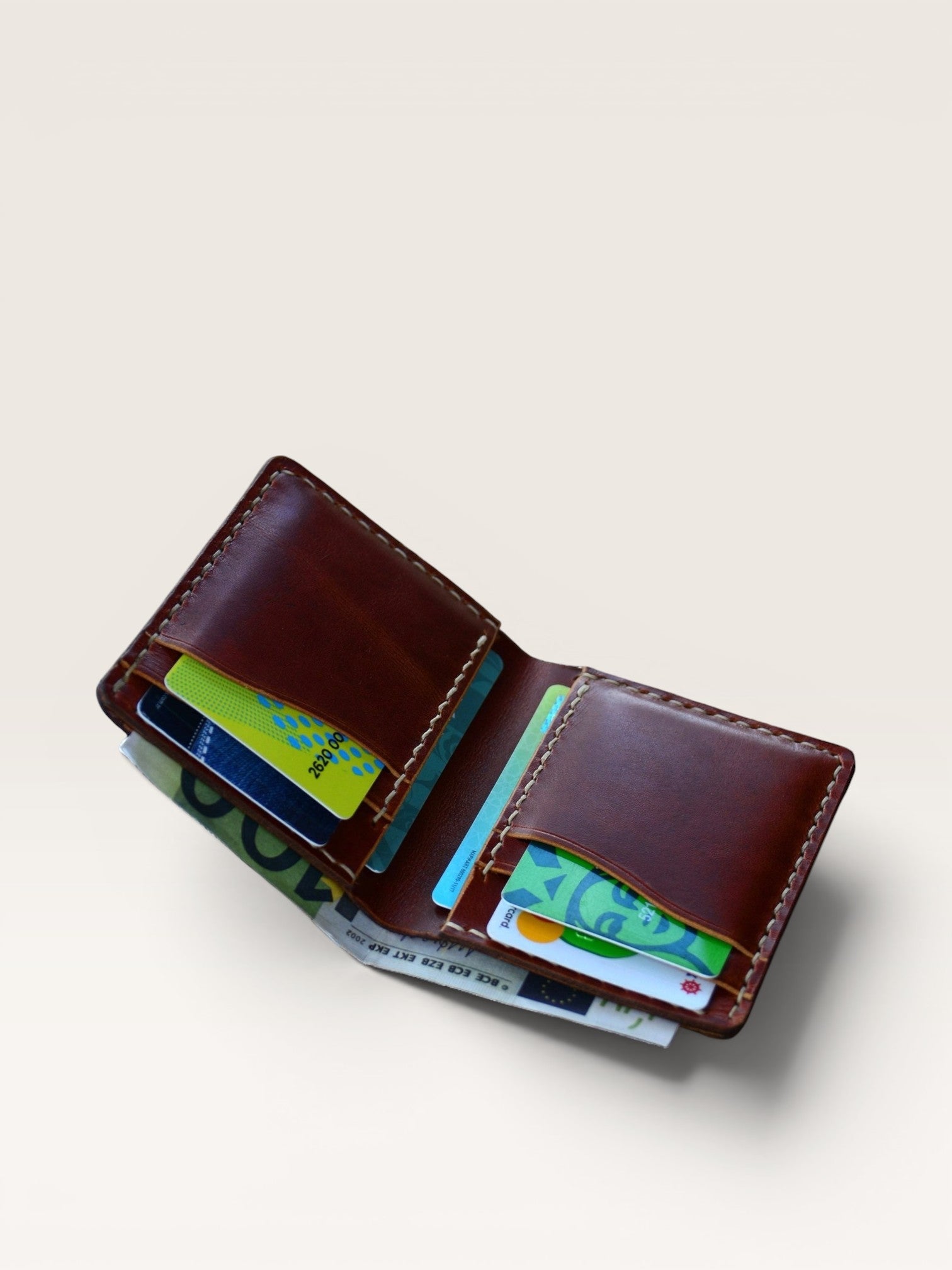 Safir Leather, kahverengi, tam tahıl dana derisi, el yapımı, mumlu ip dikişli, kart ve nakit bölmeli Amerikan pull-up deri cüzdan.