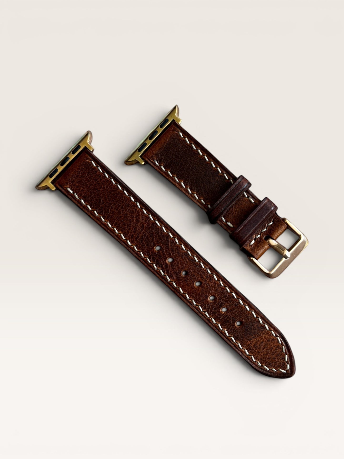 Safir Leather çift kat kahverengi deri Apple Watch saat kayışı, beyaz dikişli, paslanmaz çelik toka ve adaptörlü.