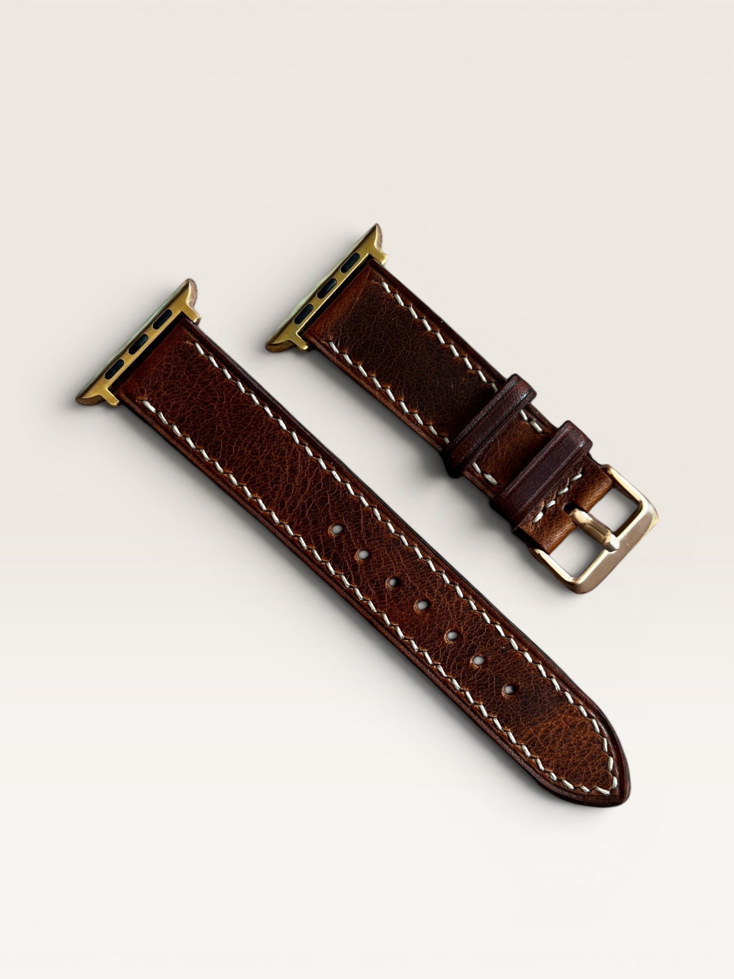 Safir Leather çift kat kahverengi deri Apple Watch saat kayışı, beyaz dikişli, paslanmaz çelik toka ve adaptörlü.
