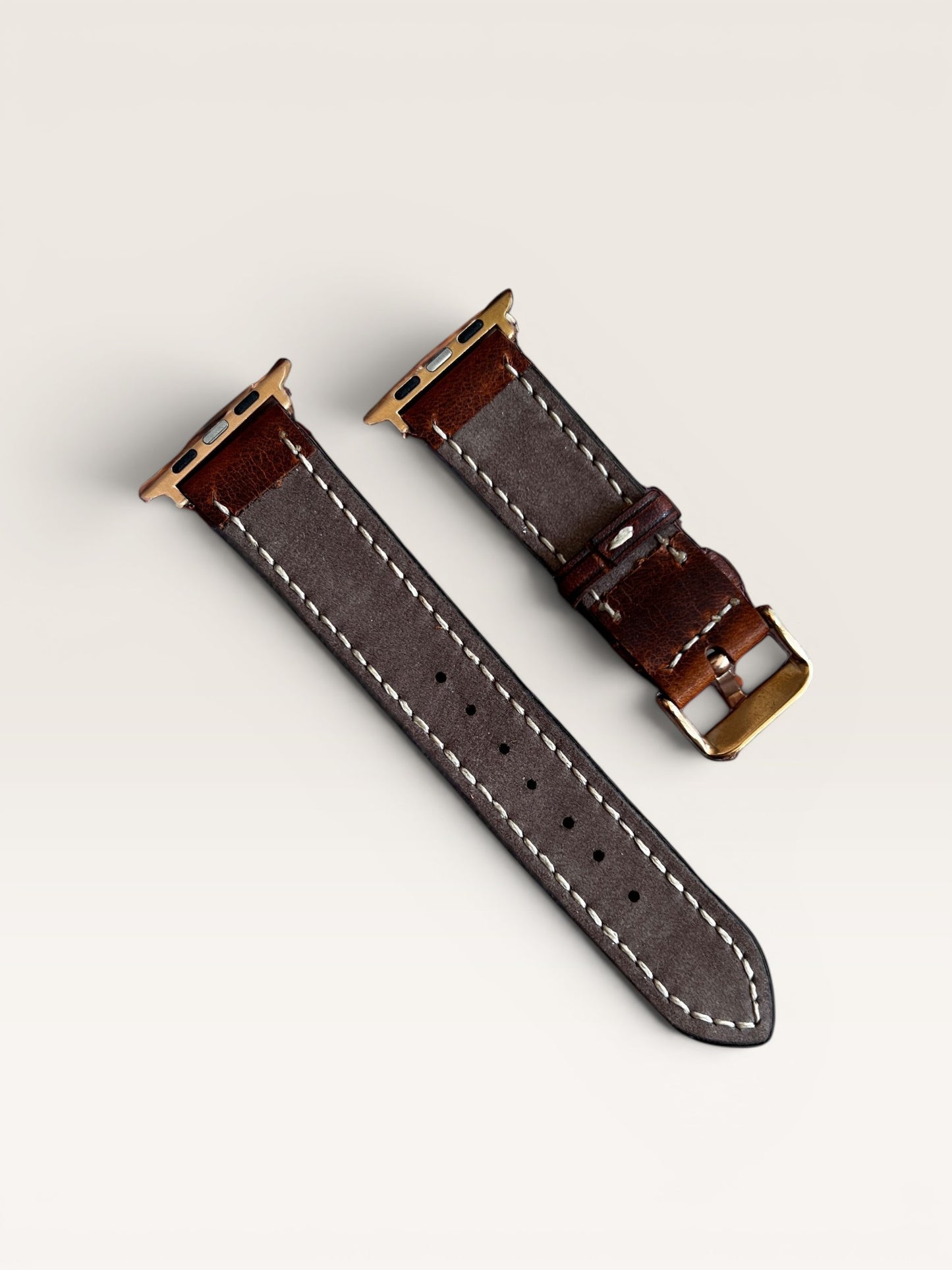 Safir Leather çift kat deri Apple Watch saat kayışı, kahverengi ve gri renklerde, paslanmaz çelik tokalı ve adaptörlü.