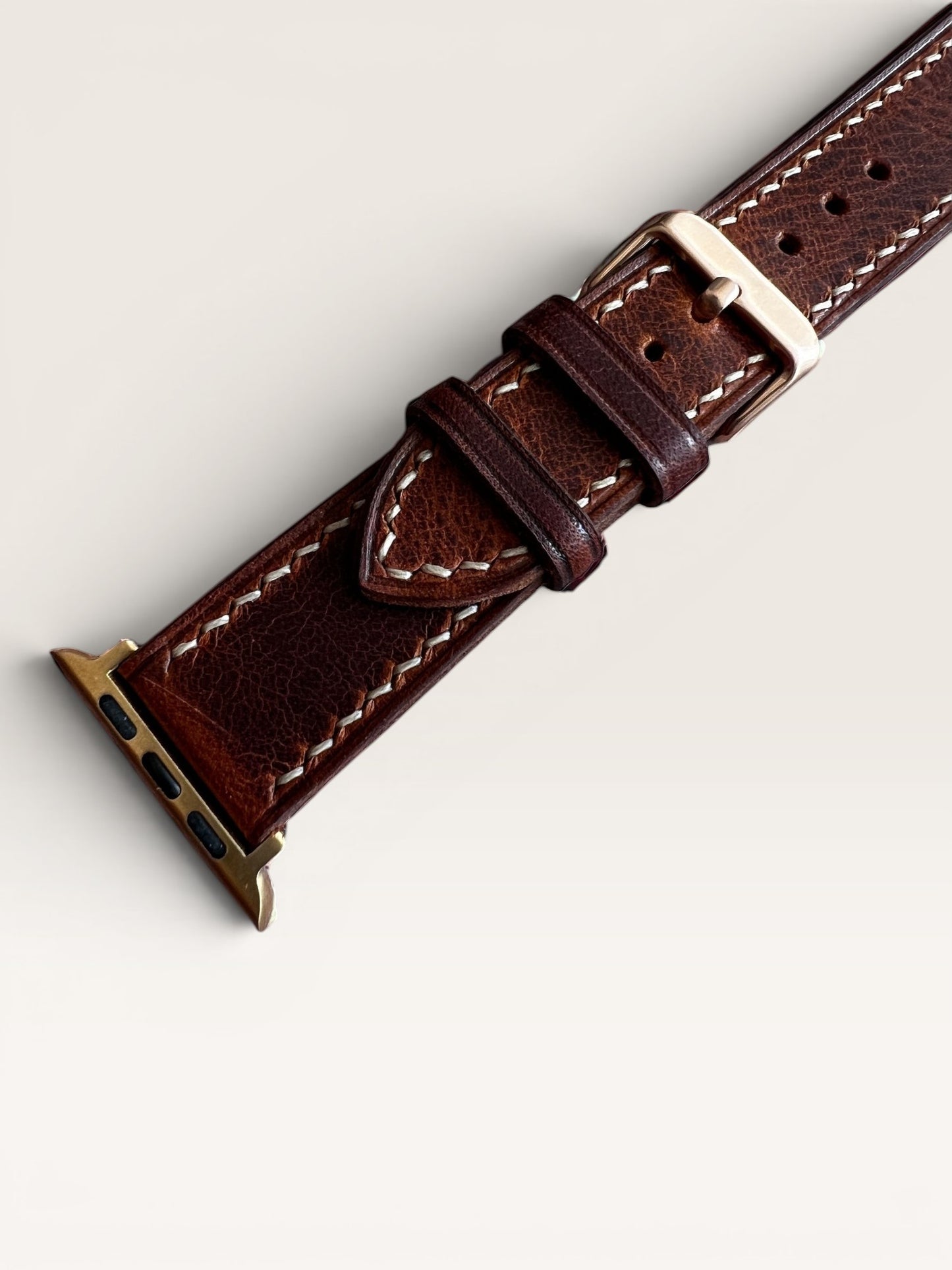 Safir Leather kahverengi, çift kat deriden, mumlu ip dikişli Apple Watch saat kayışı. Paslanmaz çelik adaptör ve toka.