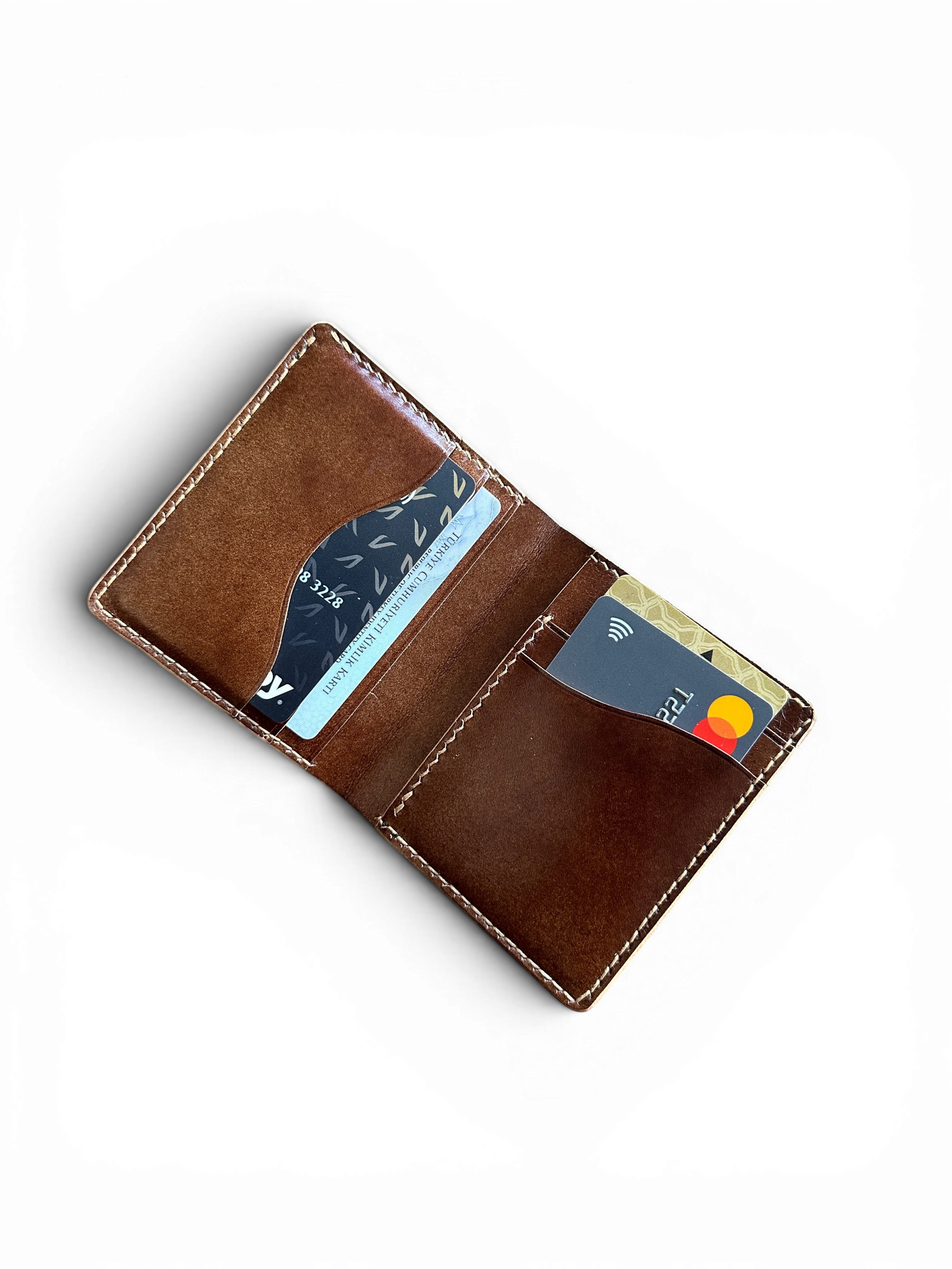 Safir Leather Babil Cordovan el yapımı kahverengi deri cüzdan, kart bölmeleri ve geleneksel el dikişi detaylarıyla.
