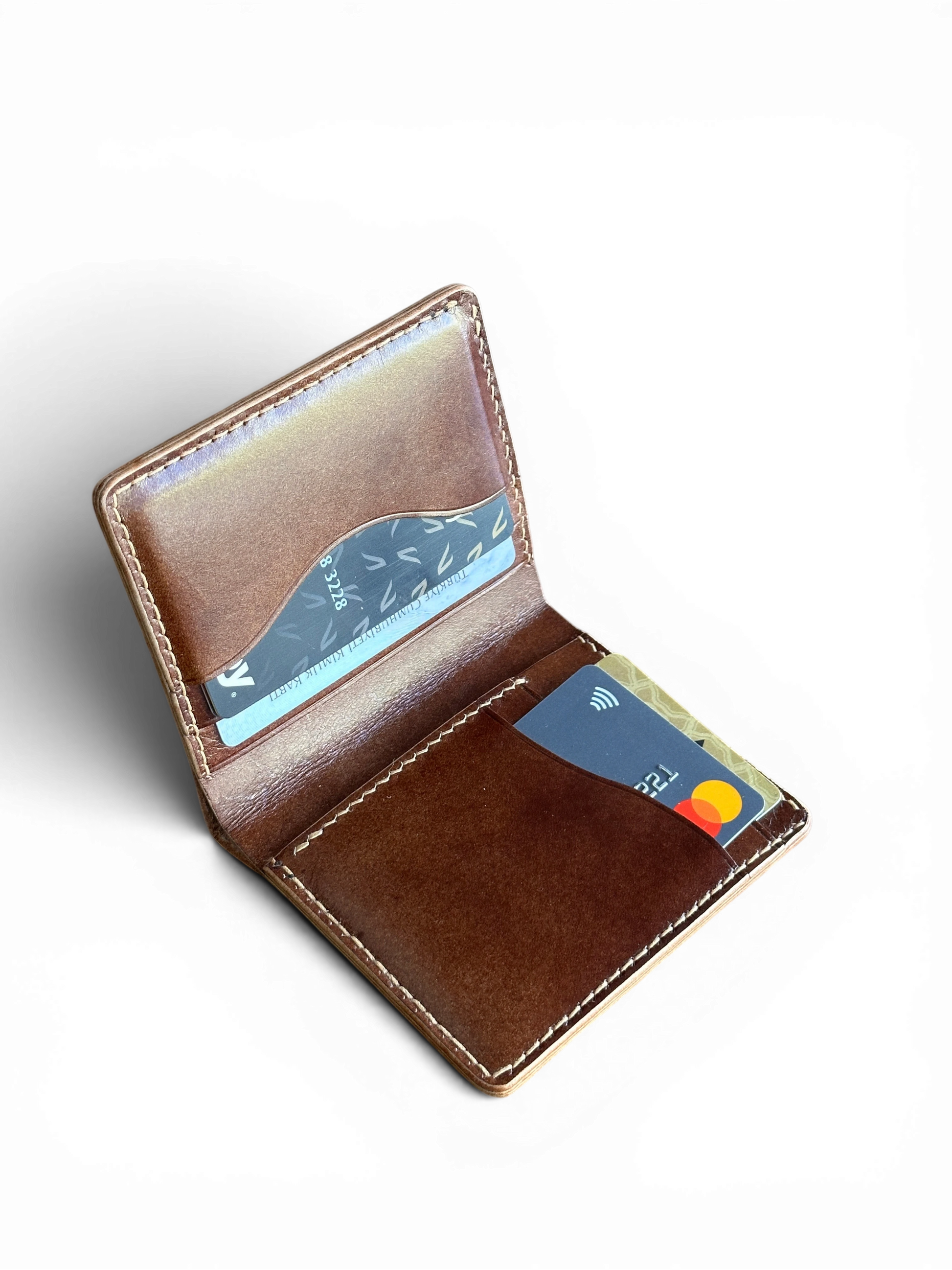 Safir Leather Babil Cordovan el yapımı kahverengi Horween Shell Cordovan deri cüzdan, kart bölmeleriyle açık görünüm.