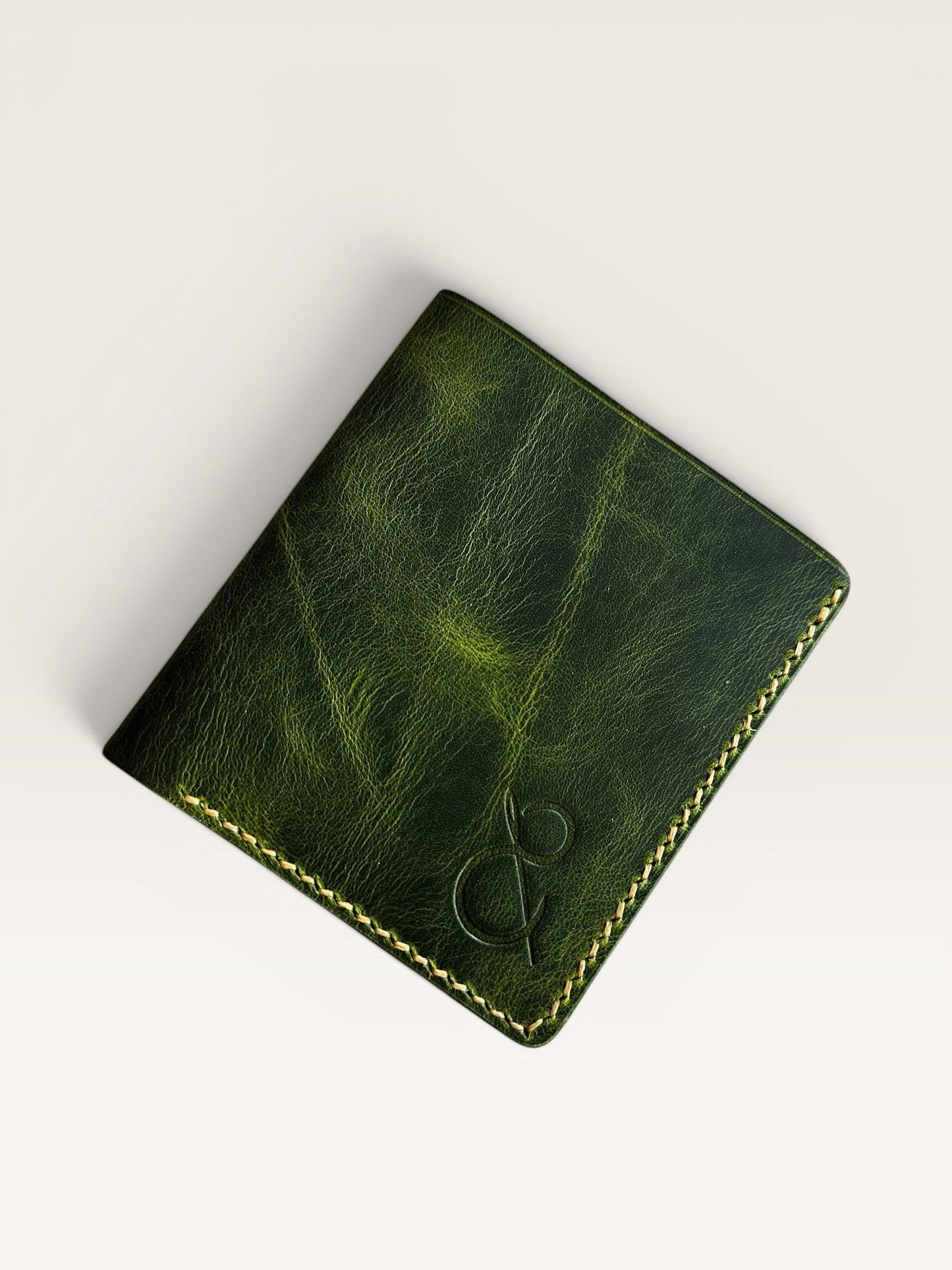 Safir Leather Babil hakiki deri cüzdan, özel yeşil renkte, el yapımı, 10x9 cm boyutlarında, kart ve para bölmeli, sade ve şık tasarım.