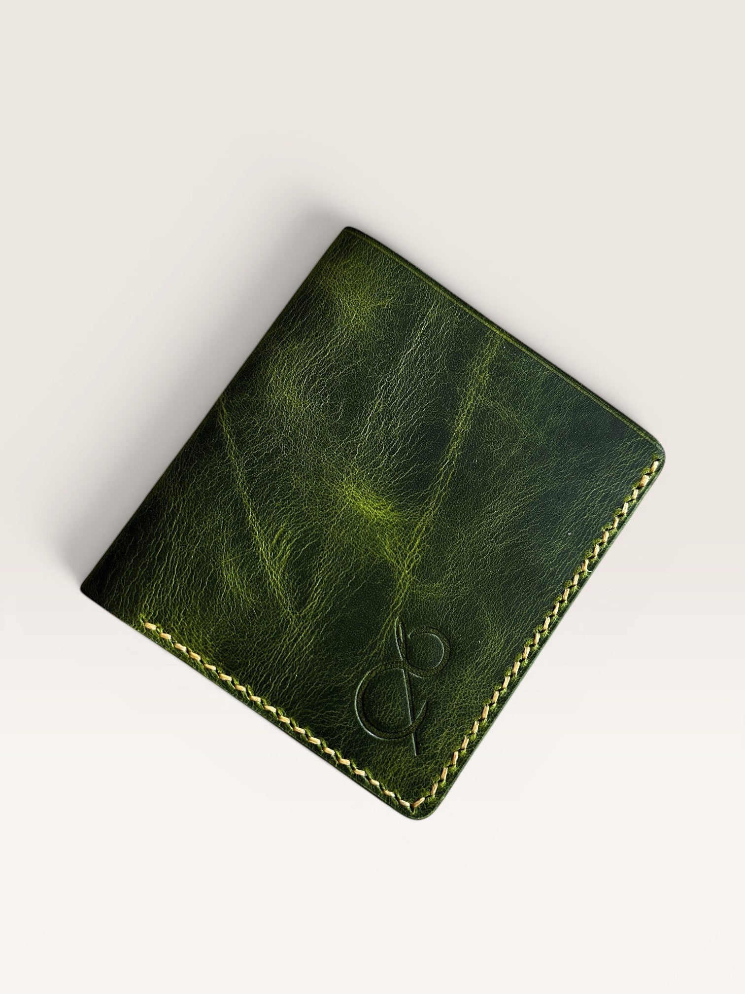 Safir Leather Babil hakiki deri cüzdan, özel yeşil renkte, el yapımı, 10x9 cm boyutlarında, kart ve para bölmeli, sade ve şık tasarım.