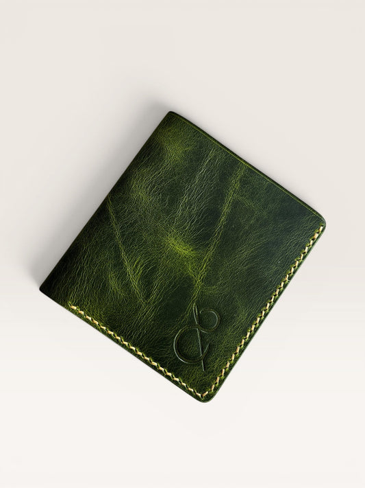Safir Leather Babil hakiki deri cüzdan, özel yeşil renkte, el yapımı, 10x9 cm boyutlarında, kart ve para bölmeli, sade ve şık tasarım.