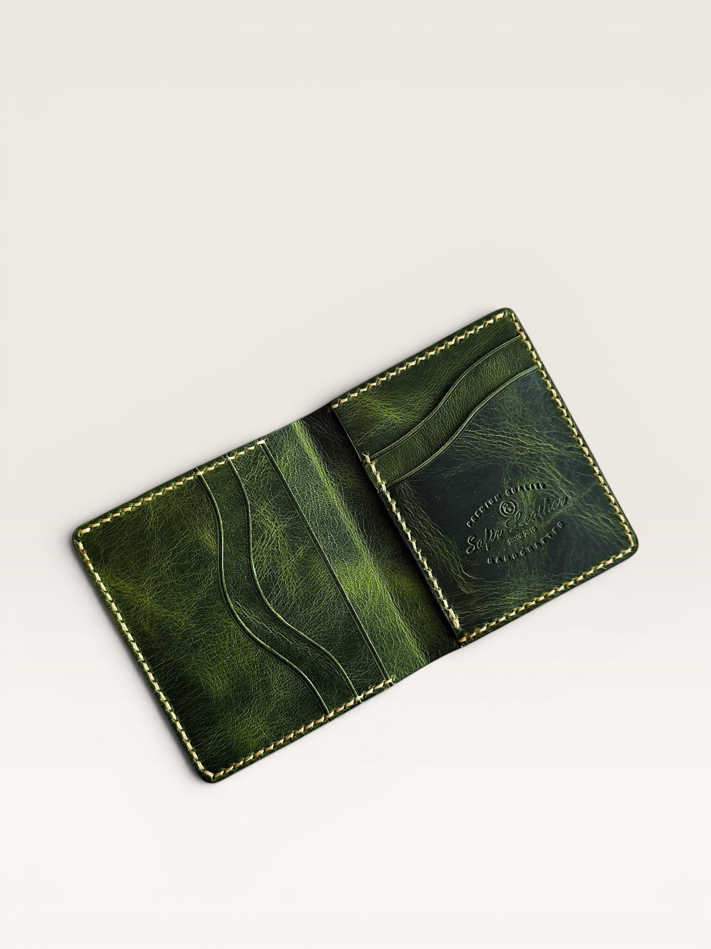 Safir Leather Babil hakiki deri cüzdan, özel yeşil renkte, el yapımı, kart bölmeli ve sade tasarımlı.